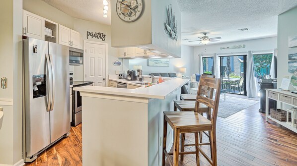 Réfrigérateur, four à micro-ondes, un four, surface de cuisson