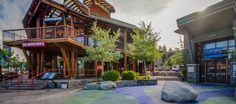 Spacious townhouse with shared hot tub & pool sleeps 6