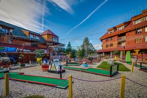 Property grounds - Spacious townhouse with shared hot tub & pool sleeps 6 (Stateline)