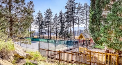 Spacious townhouse with shared hot tub & pool sleeps 6