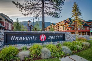 Property grounds - Spacious townhouse with shared hot tub & pool sleeps 6 (Stateline)