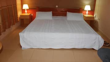 1 bedroom, desk, WiFi