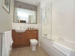 Bañera con ducha, secador de pelo, toallas, jabón