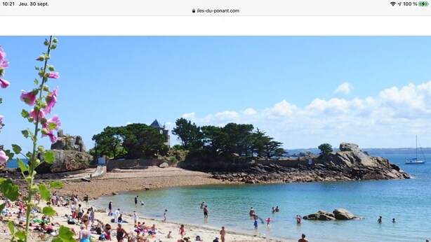 A beach with people sunbathing and swimming, rocky outcrops, and a clear sky. - Cœur de Paimpol 54 m2 (Paimpol)