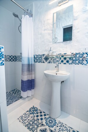 Dusche, Haartrockner, Handtücher, Seife