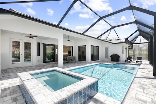Luxury 4 Bed 3.5 Bath, Private Heated Pool & Spa, 7 min walk to S Beach, 5 STAR