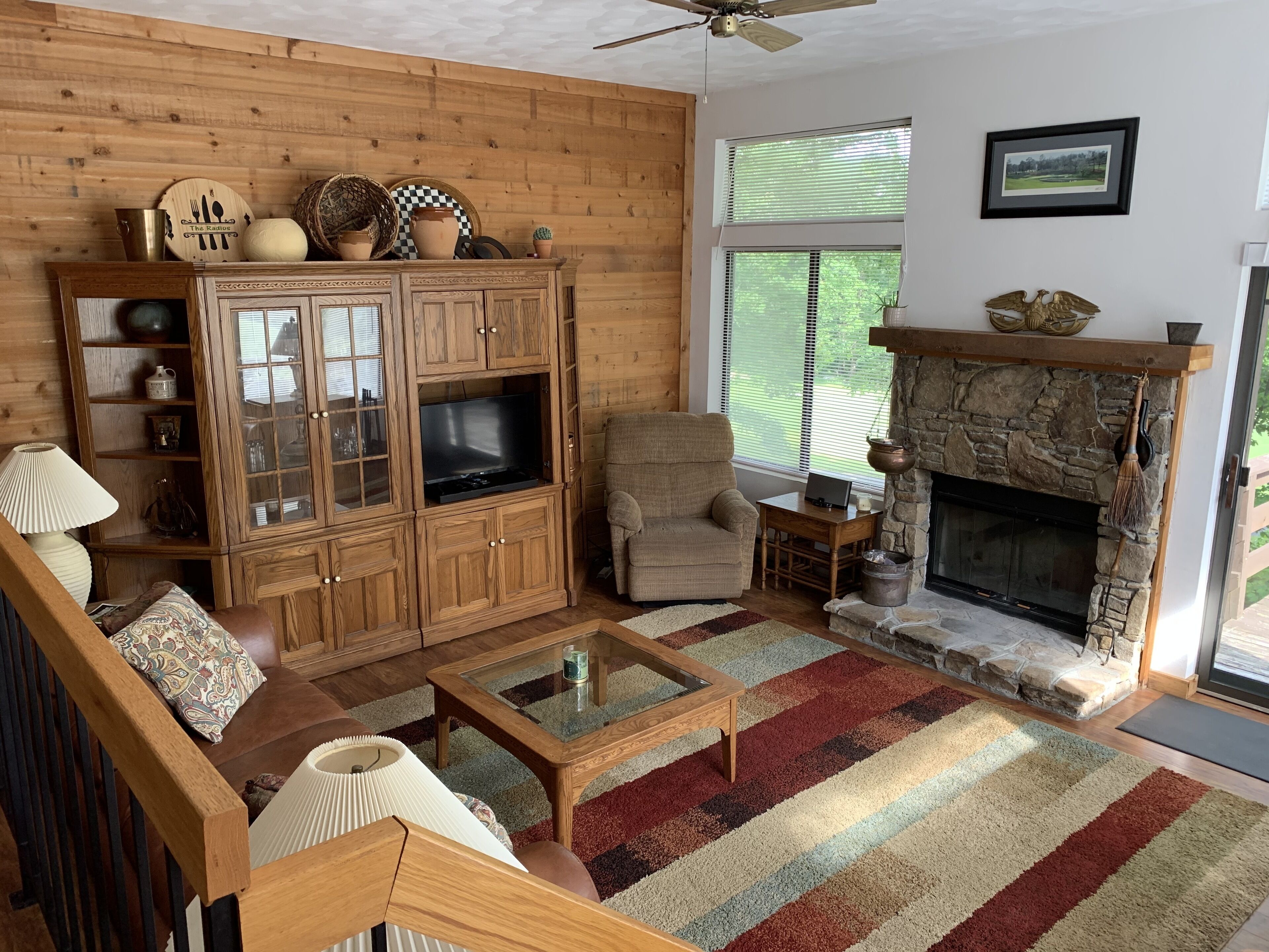 Smart TV, chimenea, oficina y monitor de computadora 