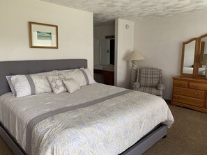 4 bedrooms, desk, iron/ironing board, travel crib