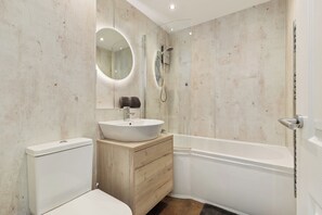 Combined shower/tub, towels