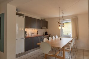 Fridge, oven, dishwasher, coffee/tea maker