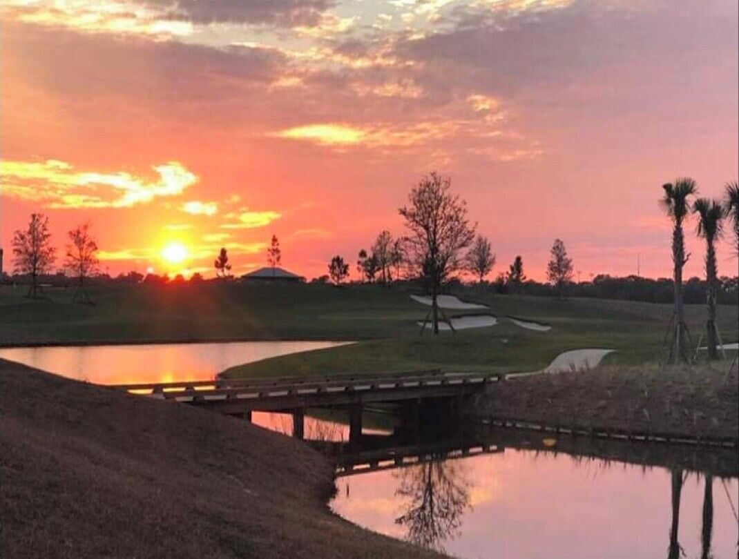 Et oppvarmet basseng og et svømmebasseng