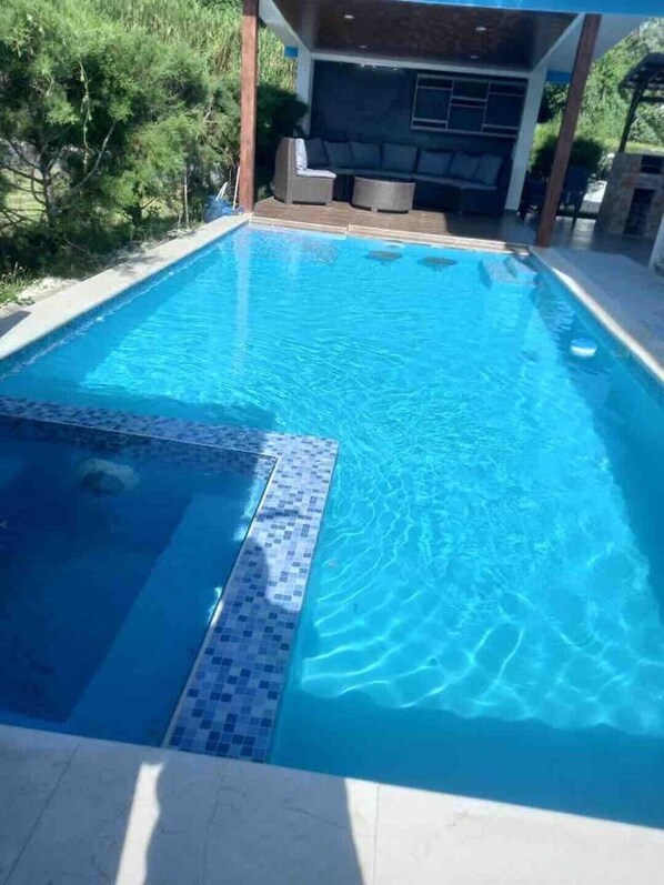 Piscine extérieure, piscine chauffée
