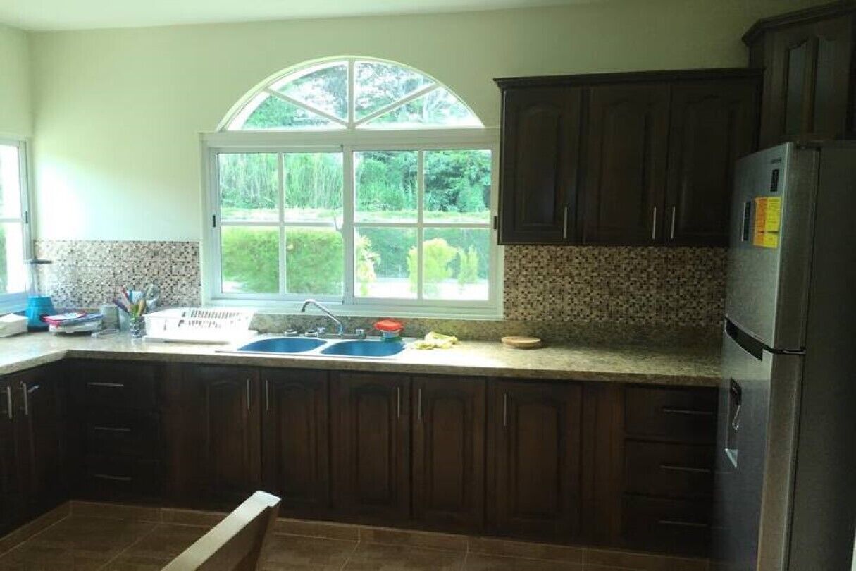 Frigorífico, microondas, horno y cafetera o tetera