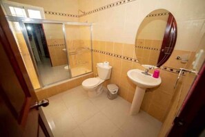Combinazione doccia/vasca, bidet, asciugamani, sapone