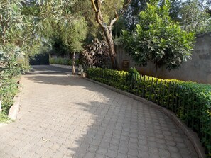 Villa | Garden - Stunning Villa in Private Compound in Nairobi, KE (Ongata Rongai)