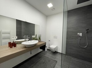 Deluxe-Apartment, barrierefrei, Flussblick | Badezimmer