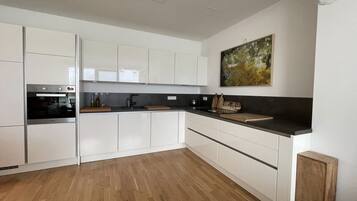 Deluxe-Apartment, barrierefrei, Flussblick | Gemeinschaftsküche