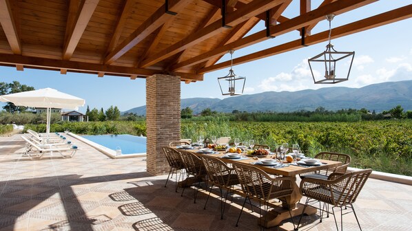 Outdoor dining - Luxury Villa with Private Pool, Tennis Court & Vineyard | Aneli Villa Semeli (Agios Kirikos)