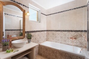 Ensemble douche/baignoire, sèche-cheveux, serviettes fournies, savon