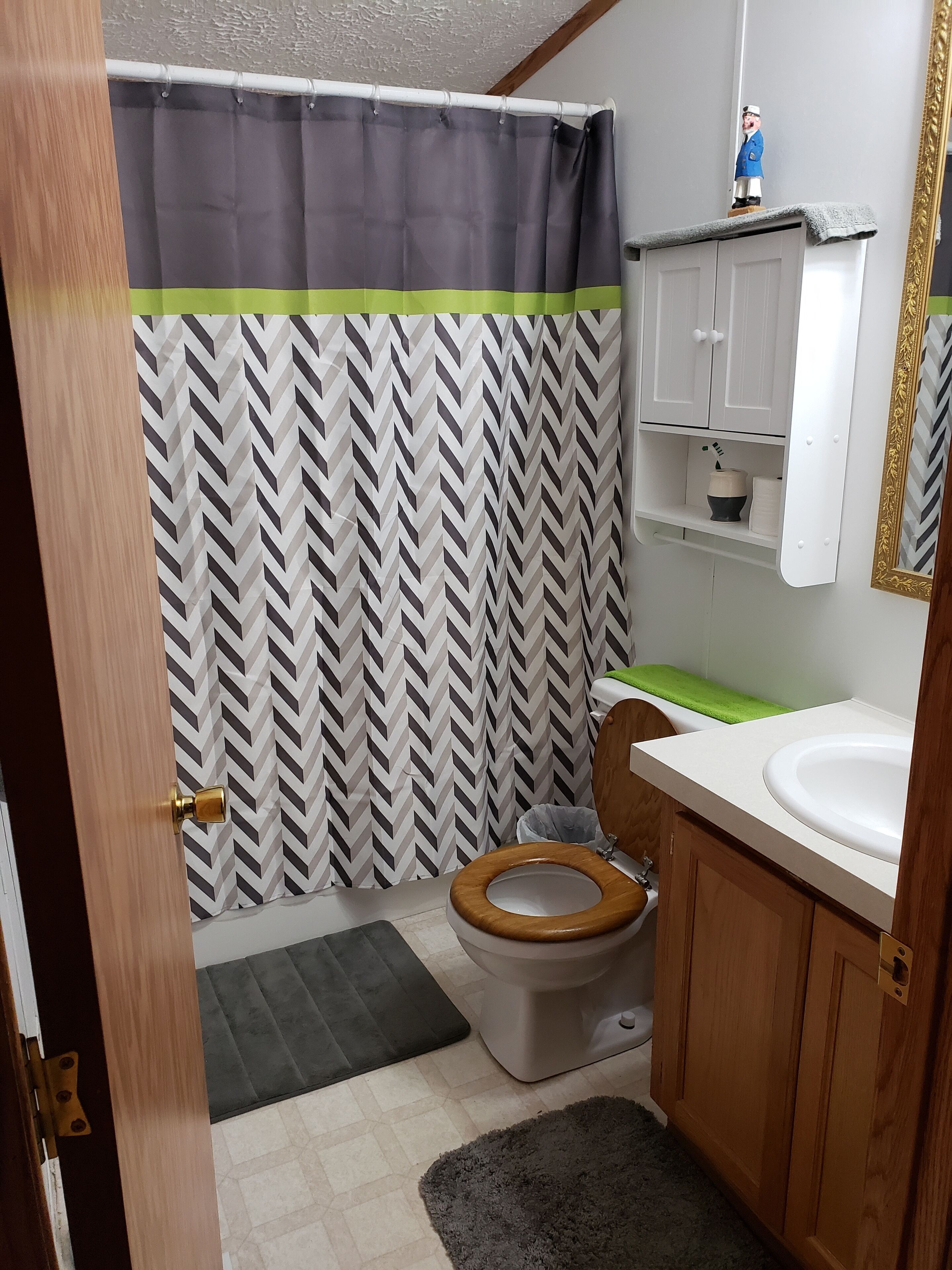 Combined shower/tub, towels