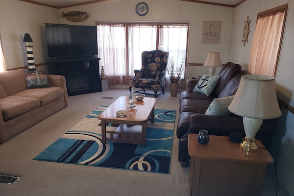 Smart-TV, peis, DVD-spiller og bøker