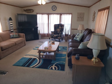 Smart TV, fireplace, DVD player, books. Beautiful Mobile home! Just minutes from Lake Erie , Put in Bay & Kelly's Island