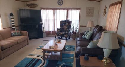 Beautiful Mobile home! Just minutes from Lake Erie , Put in Bay & Kelly's Island
