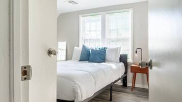 Una scrivania, ferro/asse da stiro, Wi-Fi gratuito, lenzuola