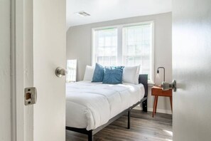 Escritorio, tabla de planchar con plancha, wifi gratis y ropa de cama 