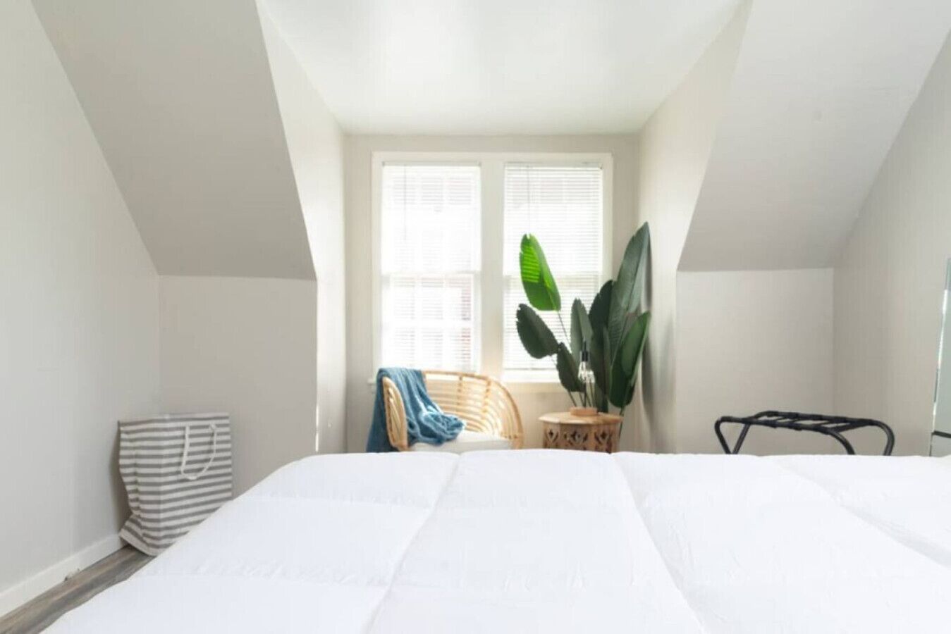 Bureau, fer et planche à repasser, Wi-Fi gratuit, draps fournis