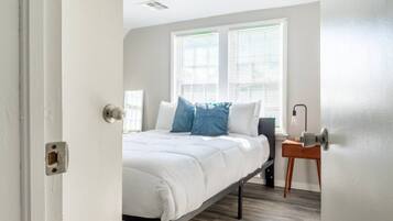 1 habitación, escritorio, tabla de planchar con plancha y wifi gratis