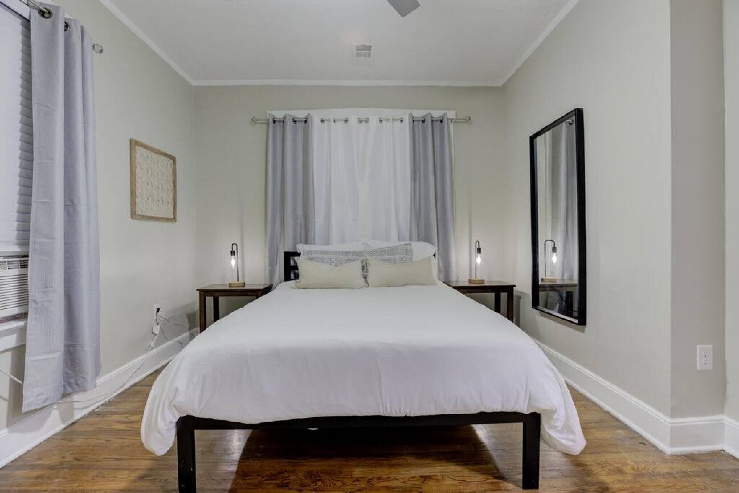 1 dormitorio, escritorio, tabla de planchar con plancha y wifi