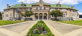 Cox B · Cooper Young Bungalow w/ all the Essentials!