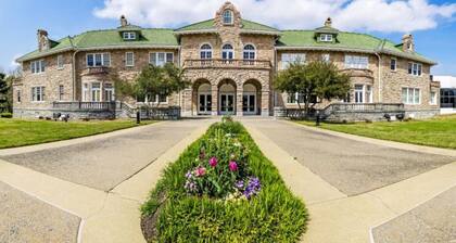 Cox B · Cooper Young Bungalow w/ all the Essentials!