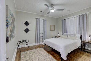 1 habitación, escritorio, tabla de planchar con plancha y wifi 