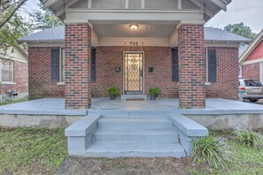 Unclassified image, 4 of 33, button - Cox B · Cooper Young Bungalow w/ all the Essentials! (Memphis)