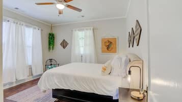 1 slaapkamer, een bureau, een strijkplank/strijkijzer, wifi