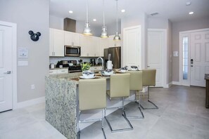Fridge, microwave, oven, stovetop - ★ Lovely Townhome 5min→Disneyworld | Resort style★ 156 (Kissimmee)