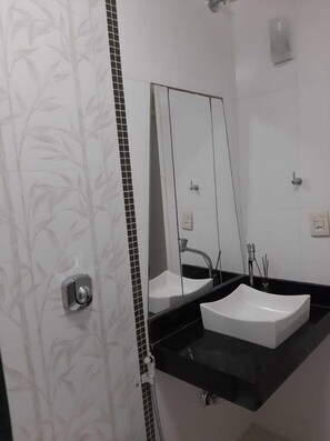 Shower - 1-bedroom air-conditioned apartment with partial view of Praia do Forte (Cabo Frio)