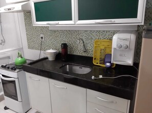Fridge, oven, stovetop, coffee/tea maker