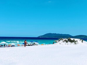 Beach - 1-bedroom air-conditioned apartment with partial view of Praia do Forte (Cabo Frio)