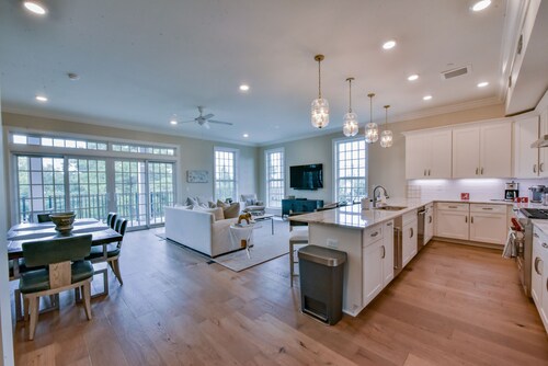 Park Place Condo - Book Now for Gameday!