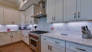 Een koelkast, een microgolfoven, een oven, een kookplaat