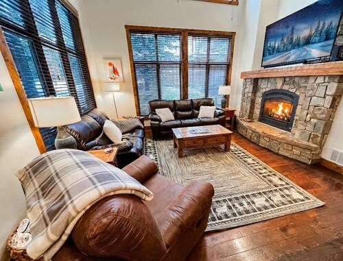 Luxury Home | Hot Tub | Ski In / Ski Out | Warmers