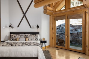 4 bedrooms, desk, iron/ironing board, free Internet