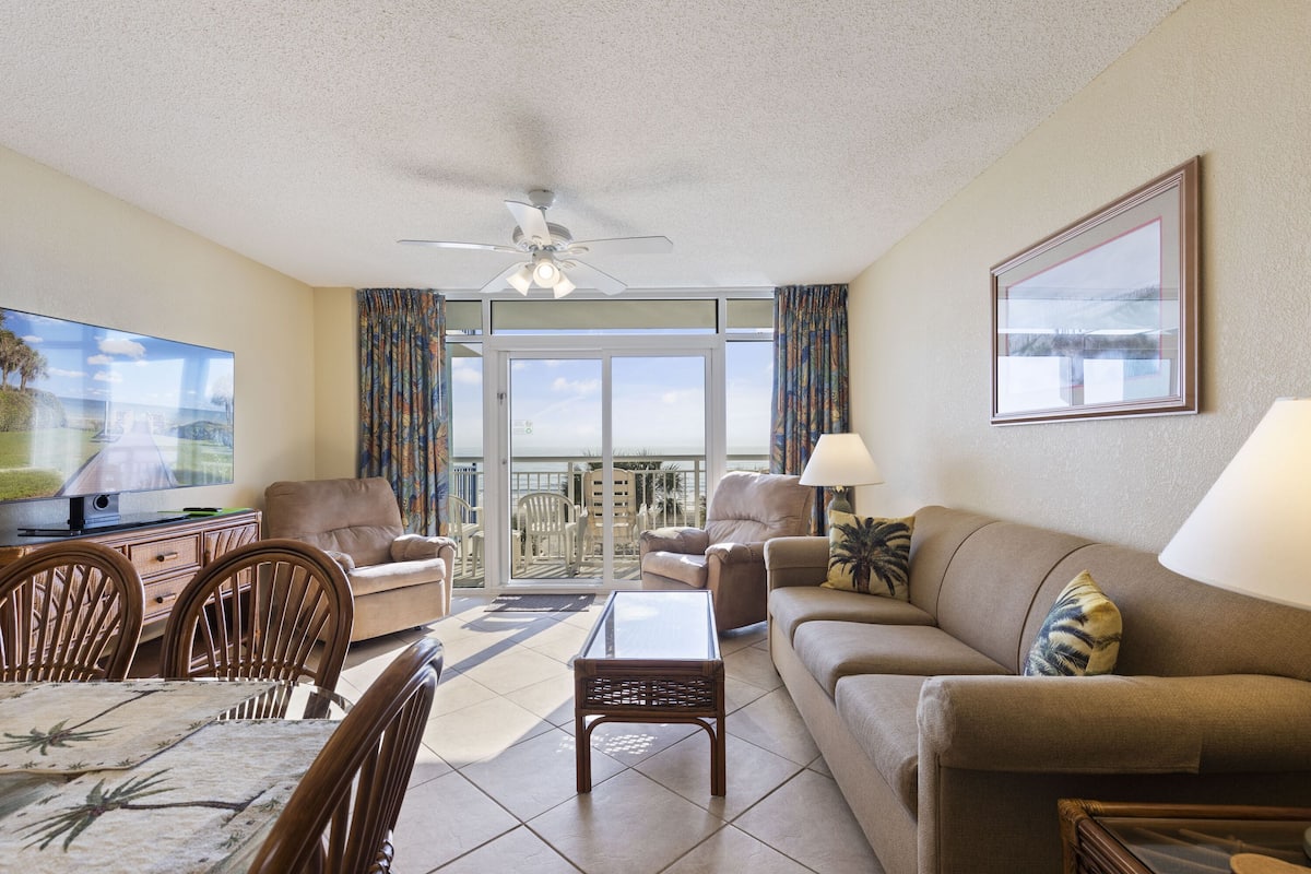 Romantic Condo, 2 Bedrooms, Balcony, Ocean View | Living room | 50-inch Smart TV with digital channels