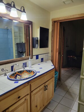 Douche, baignoire à remous, serviettes fournies, papier de toilette
