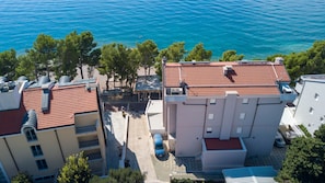 Property entrance - Makarska Beach Apartments Lucija (Makarska)