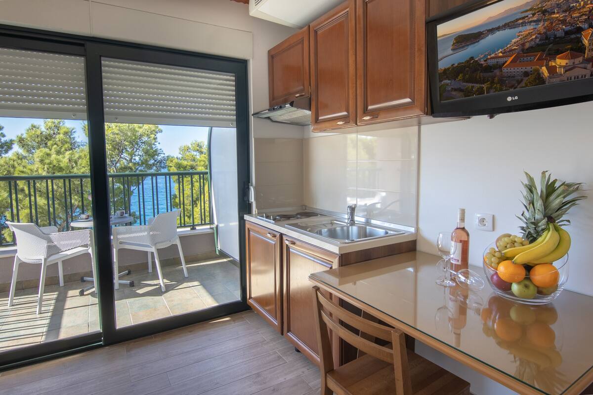 Coffee/tea maker, mini-fridge, stovetop