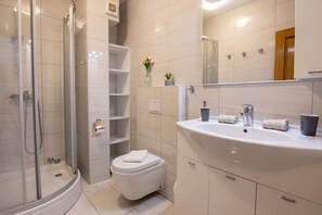Dusche, Haartrockner, Handtücher, Seife
